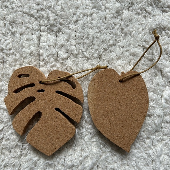 Set/2 cork ornaments monstera philodendron leaf 4” ea plant lady gift NWOT - Picture 2 of 6